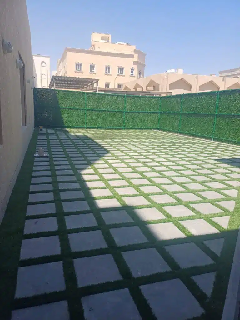 تركيب شبكات ري بالرياض — خطوط تنقيط ورشاشات قبل فرش الثيل